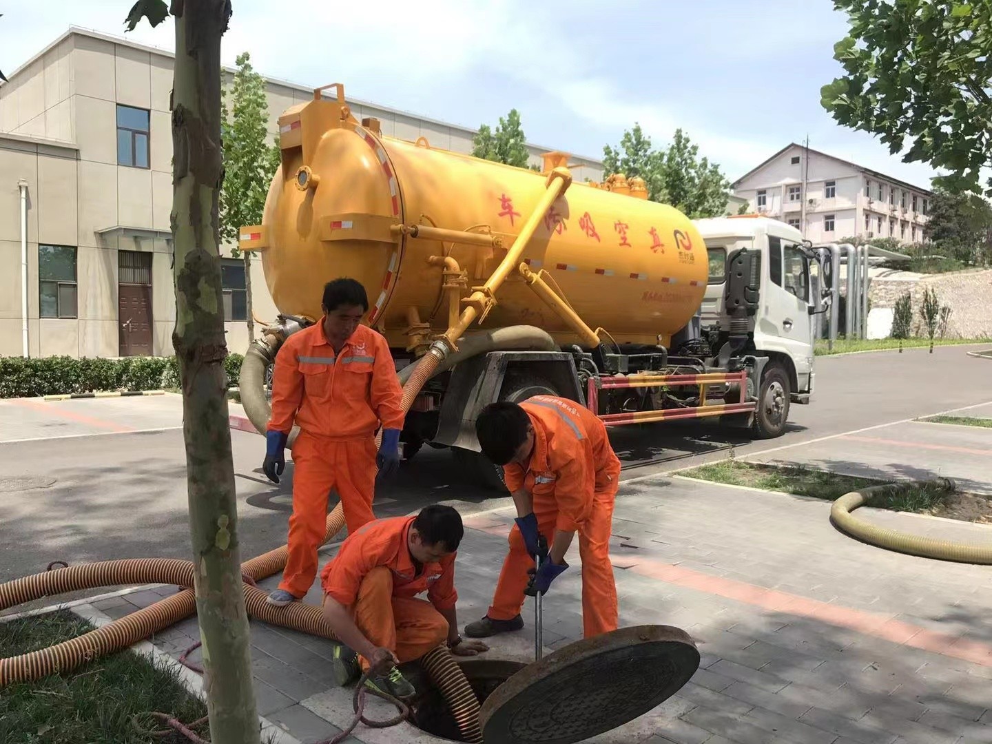 汕头管道疏通车停在窨井附近